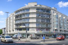 Zahnärzte In Köln Nippes Moderne Architektur mit Geschäften und Fahrrädern. 