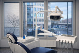 Zahnarztstuhl mit Fensterblick 